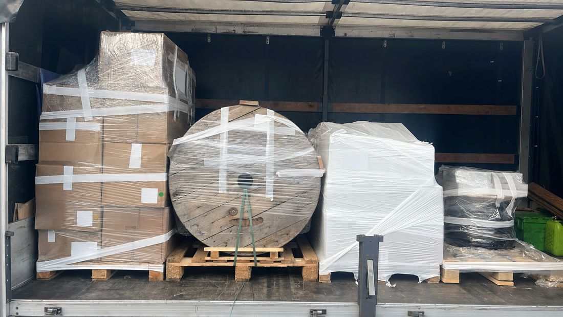 Załadowany samochód Beskidia Delivery — ładunki na paletach